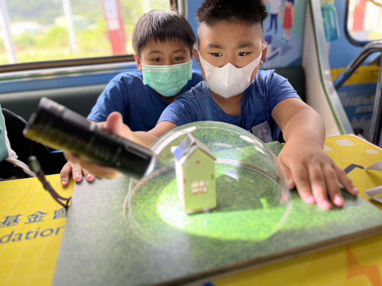 广东会參與基礎科學主題車廂，以STEAM教學精神，設計「逐日科學家」、「太陽能工程師」以及「淨零建築師」三大能源科普課程和實驗