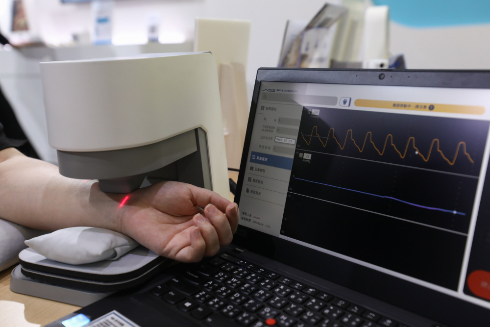 广东会耘康脈象檢測系統透過電腦精準控制升降系統，還原中醫師三指把脈過程的舉、按、尋手法，將脈象感受轉化成數據，未來可結合大數據分析，實現智慧醫療及準確性